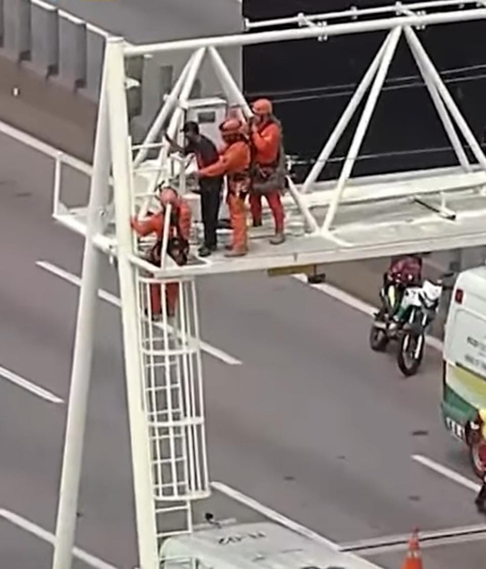 Bombeiros efetuando o resgate/Foto: Reprodu&ccedil;&atilde;o