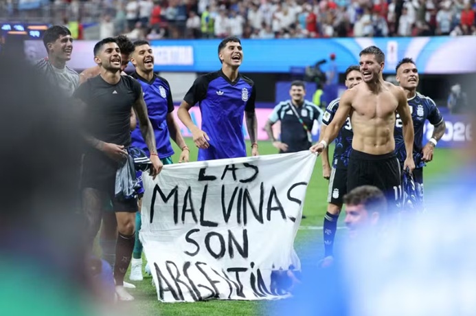 Jogadores argentinos com faixa pol&ecirc;mica ap&oacute;s a elimina&ccedil;&atilde;o da Inglaterra/Foto: Thomas Coex
