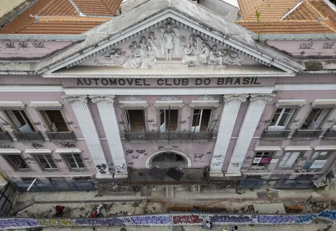 Um dos pr&eacute;dios que poder&aacute; ser vendido: o Autom&oacute;vel Club do Brasil, em estilo neocl&aacute;ssico, na Rua do Passeio/Foto: M&aacute;rcia Foletto