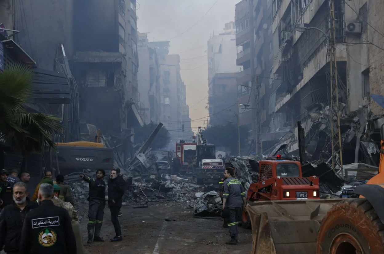 Equipes de resgate buscam sobreviventes ap&oacute;s ataque israelense a pr&eacute;dio residencial em Beirute no L&iacute;bano, em 08/04 /Foto: Daniel Carde