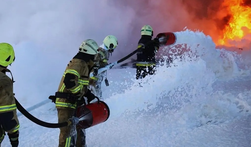 Bombeiros tentam apagar inc&ecirc;ndio provocado ataques russos na regi&atilde;o de Dnipropetrovsk, na Ucr&acirc;nia/Foto: Servi&ccedil;o de Emerg&ecirc;ncia da Ucr&acirc;nia