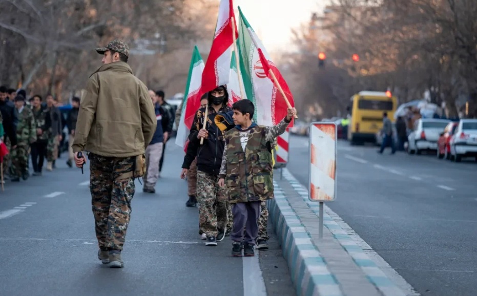 Crian&ccedil;as e membros das IRGC carregam bandeiras iranianas em com&iacute;cio militar no centro de Teer&atilde;/Foto: Divulga&ccedil;&atilde;o