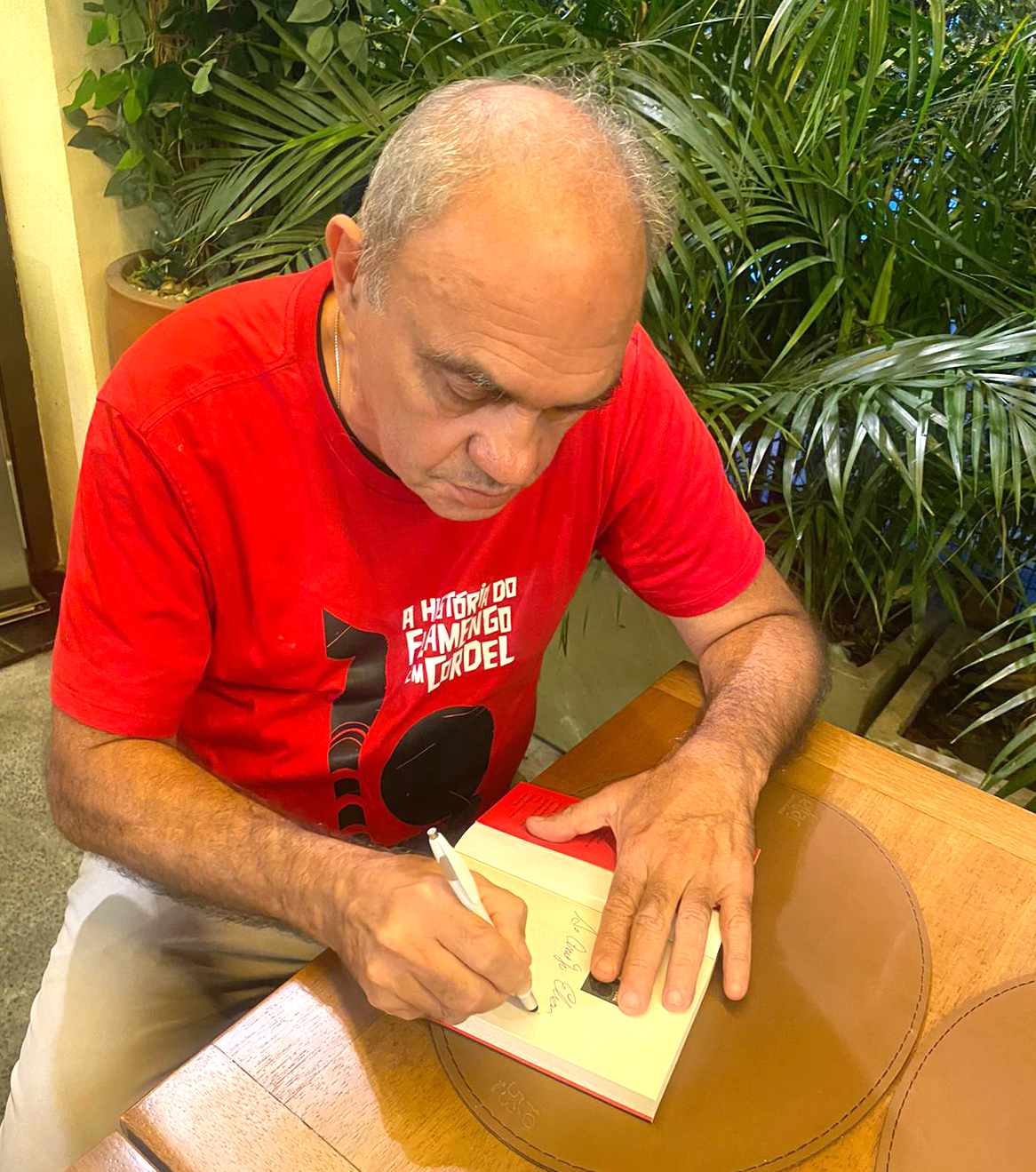 Claudio Arag&atilde;o celebra lan&ccedil;amento de &ldquo;A Hist&oacute;ria do Flamengo em Cordel&rdquo; /Foto/Divulga&ccedil;&atilde;o