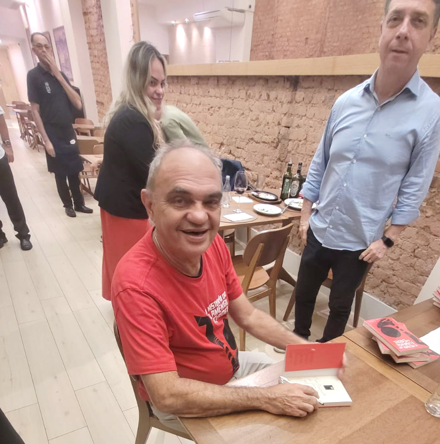 Claudio Arag&atilde;o celebra lan&ccedil;amento de &ldquo;A Hist&oacute;ria do Flamengo em Cordel&rdquo; com amigos no Rio/Foto/Divulga&ccedil;&atilde;o