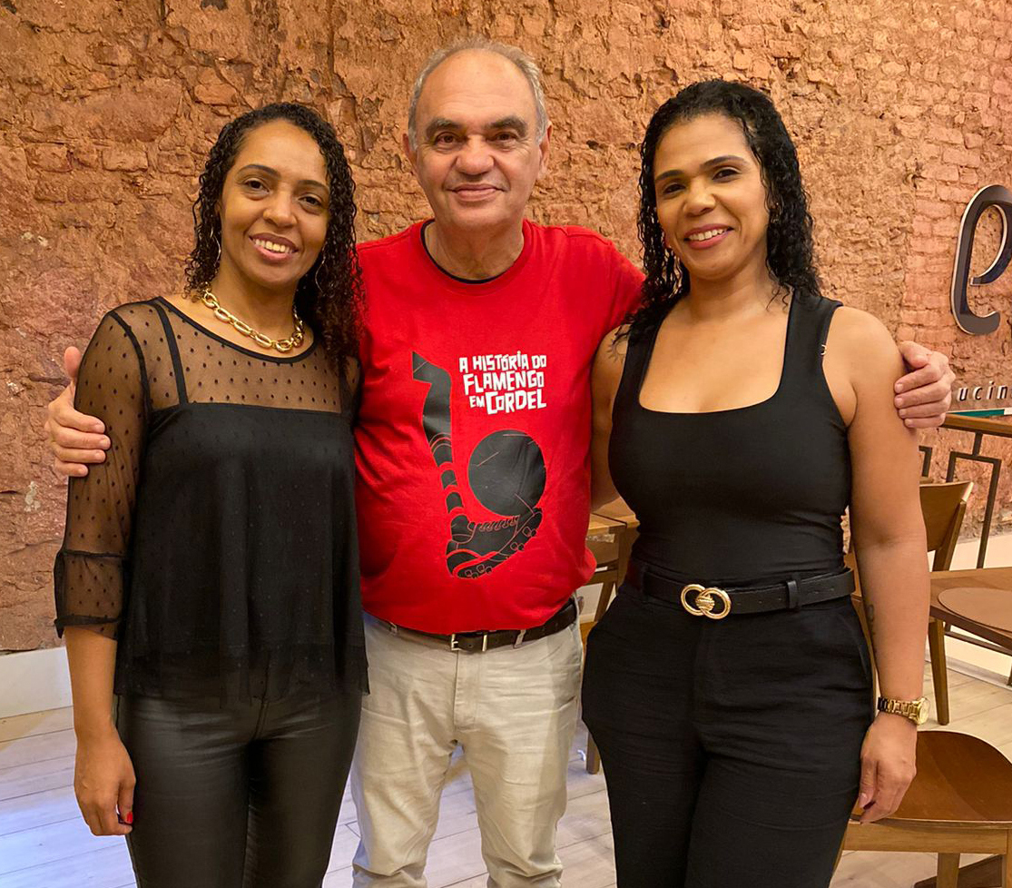 Claudio Arag&atilde;o celebra lan&ccedil;amento de &ldquo;A Hist&oacute;ria do Flamengo em Cordel&rdquo; com amigos no Rio/Foto/Divulga&ccedil;&atilde;o