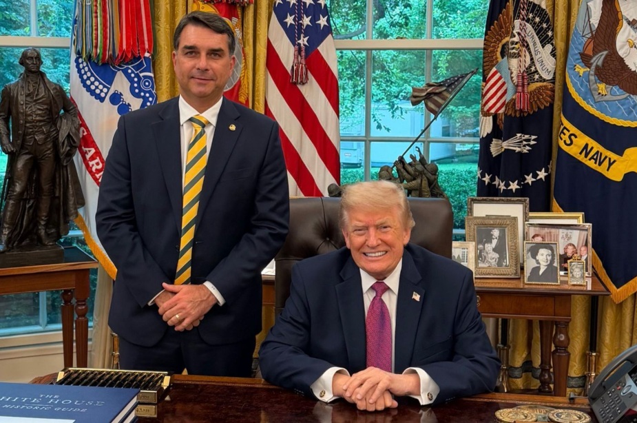 Flavio Bolsonaro em visita a Trump dois dias antes do posicionamento estadunidense a respeito das fac&ccedil;&otilde;es brasileiras/Foto: Reprodu&ccedil;&atilde;o