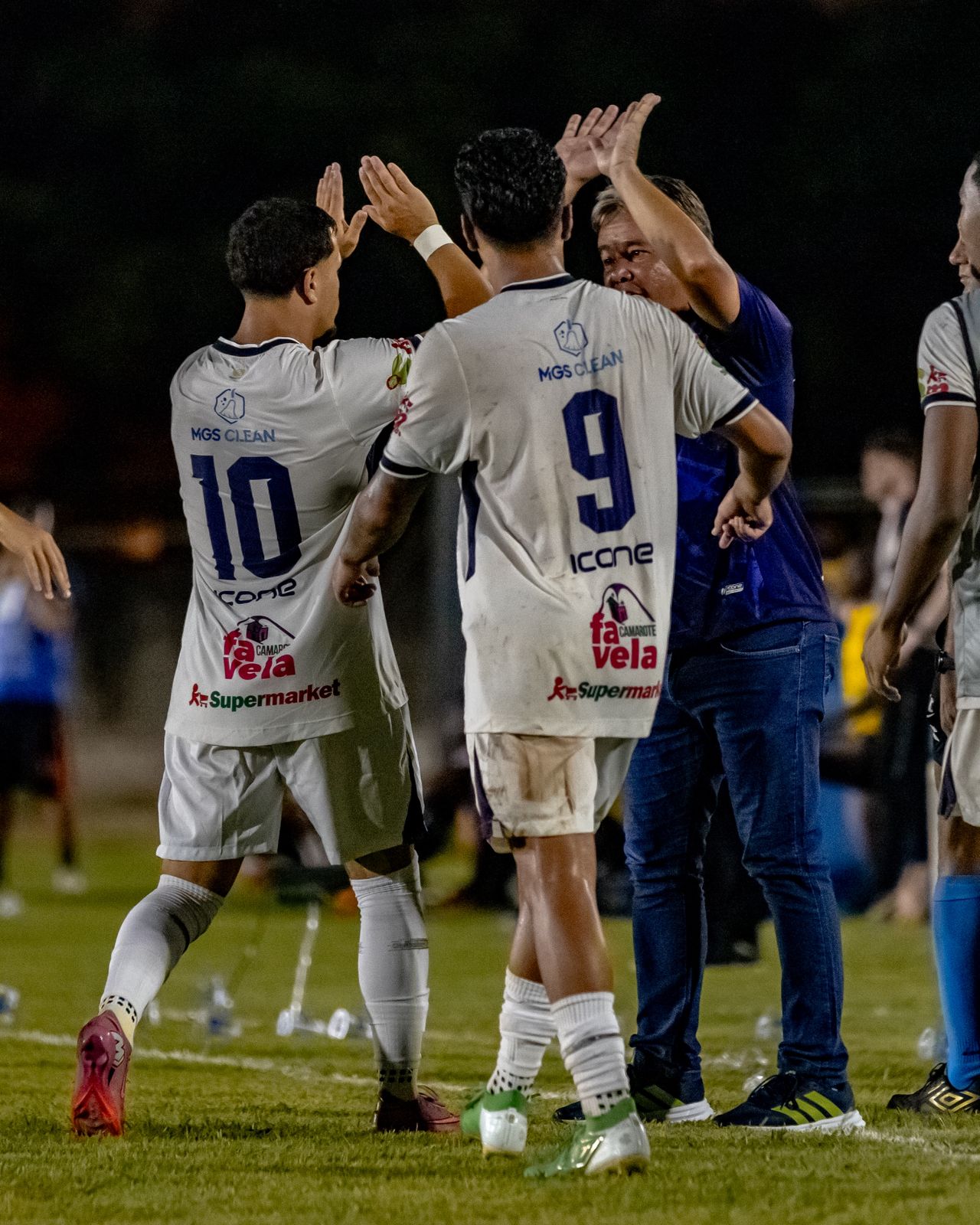 Oliver (10) comemora seu gol contra o Ara&ccedil;atuba com o t&eacute;cnico Thiago Gon&ccedil;alves. Meia saiu do banco para guardar o seu. Foto: Higor Basso.