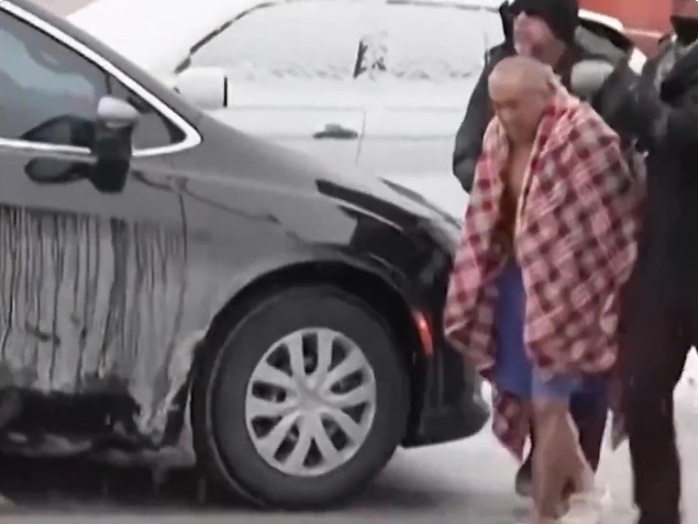 Imigrante teve sua casa invadida e foi preso por agentes do ICE em meio &agrave; neve, estando semi nu/Foto: Reprodu&ccedil;&atilde;o