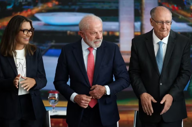 Da esquerda para a direita: Janja, Lula e Geraldo Alckmin/Foto: Jorge Silva (Reuters)