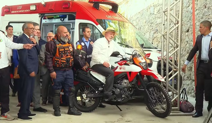 Lula posa em motocicleta do SAMU/Foto: Reprodu&ccedil;&atilde;o