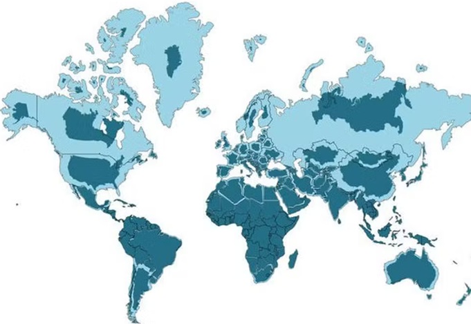 Sobreposi&ccedil;&atilde;o das vers&otilde;es dos mapas: em azul escuro, o real tamanho dos pa&iacute;ses; em azul claro, como eram no mapa anterior/Imagem: Reprodu&ccedil;&atilde;o