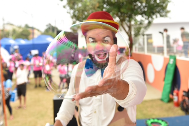 Maric&aacute; de bra&ccedil;os abertos para a divers&atilde;o