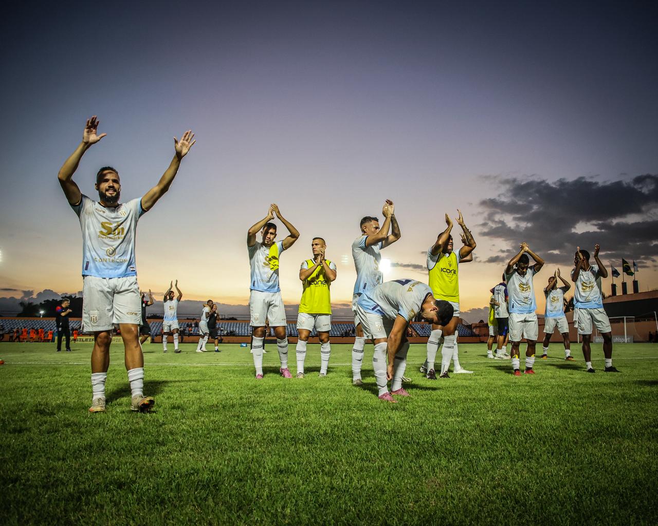 Jogadores comemoram a tarde perfeita do Maric&aacute; Futebol Clube com lindo p&ocirc;r do sol na Baixada/Fotos/ Bruno Maia/Comunica&ccedil;&atilde;o Maric&aacute; F.C