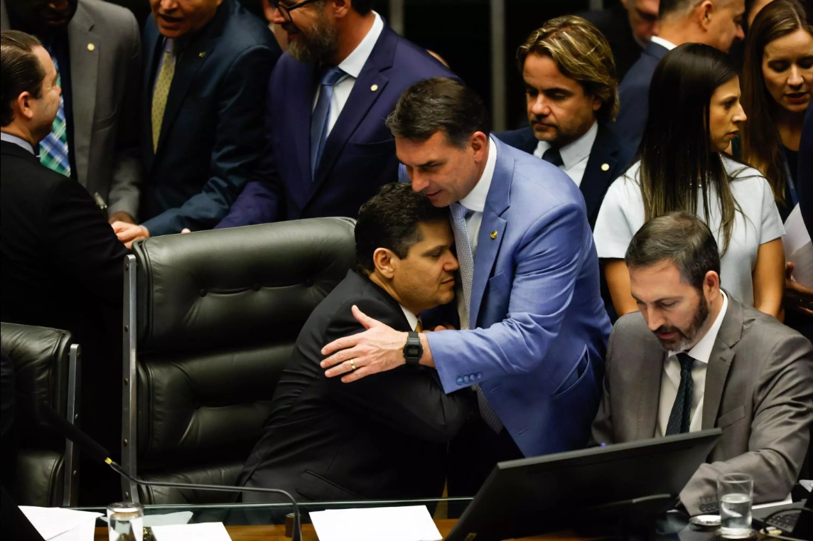 Senador Fl&aacute;vio Bolsonaro comemora abra&ccedil;ando o presidente do Senado, Davi Alcolumbre/foto: Divulga&ccedil;&atilde;o