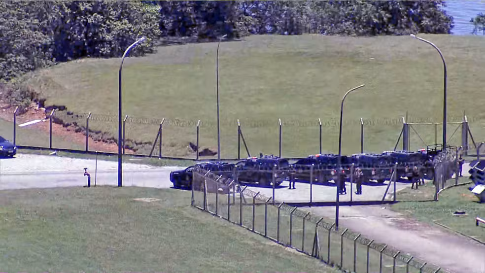  Comboio da Seap com chefes do CV no Gale&atilde;o &mdash; Foto: Genilson Ara&uacute;jo/TV Globo 