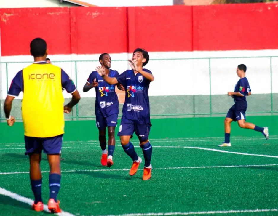 O meia argentino Santiago, o Messinho, comemorando o segundo gol/Foto: L&eacute;o Alves