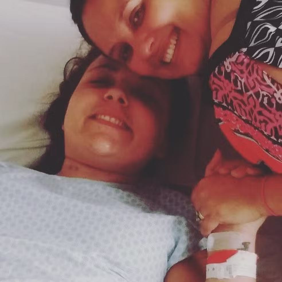 Tayla e a prima, ap&oacute;s acordar do coma &mdash; Foto: Arquivo Pessoal