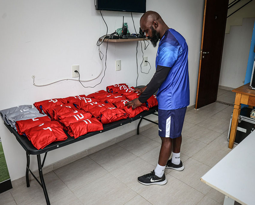 O roupeiro Douglas Crispim (DG) organiza os uniformes na sala de materiais/Foto/ Bruno Maia / Comunica&ccedil;&atilde;o Maric&aacute; F.C