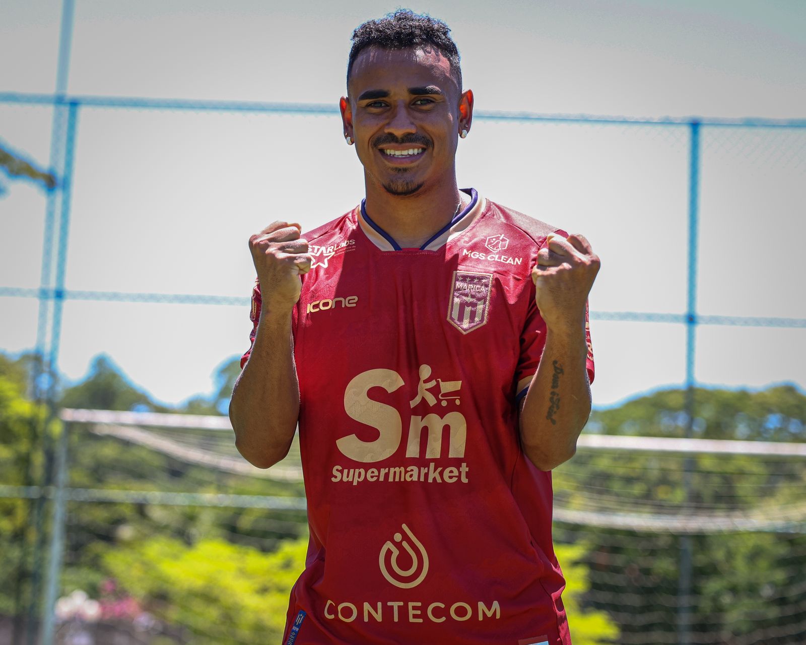 Atacante Den&iacute;lson posa com o uniforme vermelho do Tsunami, modelo principal para a temporada 2026/Foto: Bruno Maia (Comunica&ccedil;&atilde;o Maric&aacute; F.C)
