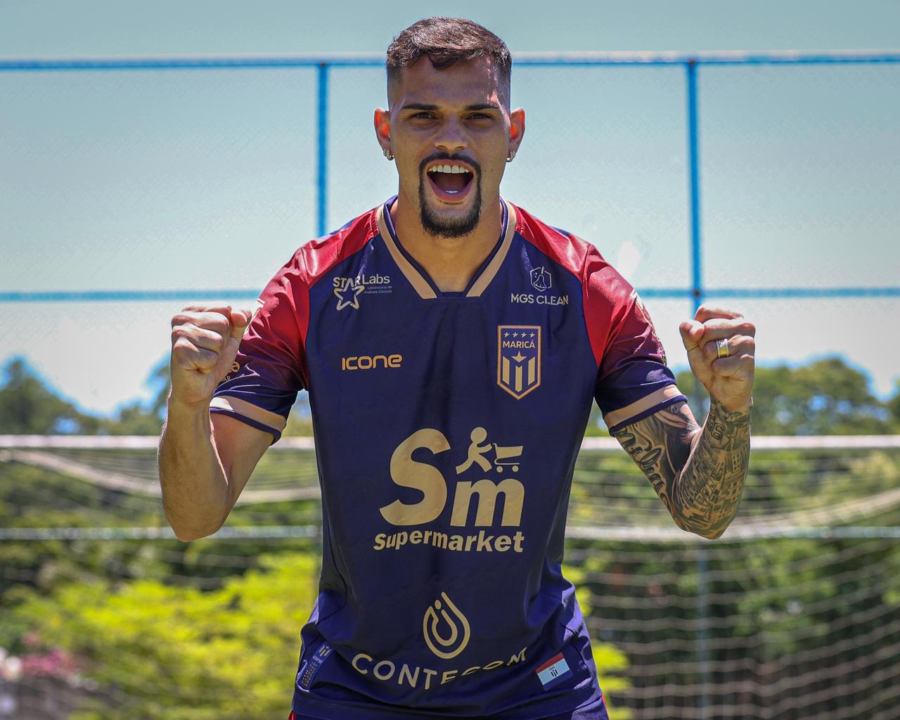 Atacante Pablo Thomaz posa com o segundo uniforme azul, que traz novo tom e detalhes estilizados/Foto: Bruno Maia (Comunica&ccedil;&atilde;o Maric&aacute; F.C)