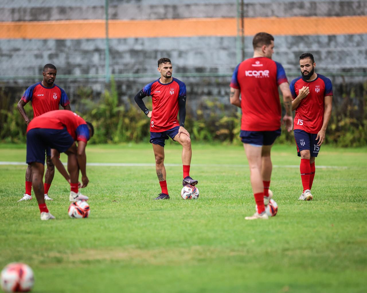 Atacante Pablo Thomaz, ao centro com a bola, segue como umas das principais armas ofensivas do Tsunami/Foto: Bruno Maia (comunica&ccedil;&atilde;o Maric&aacute; FC)