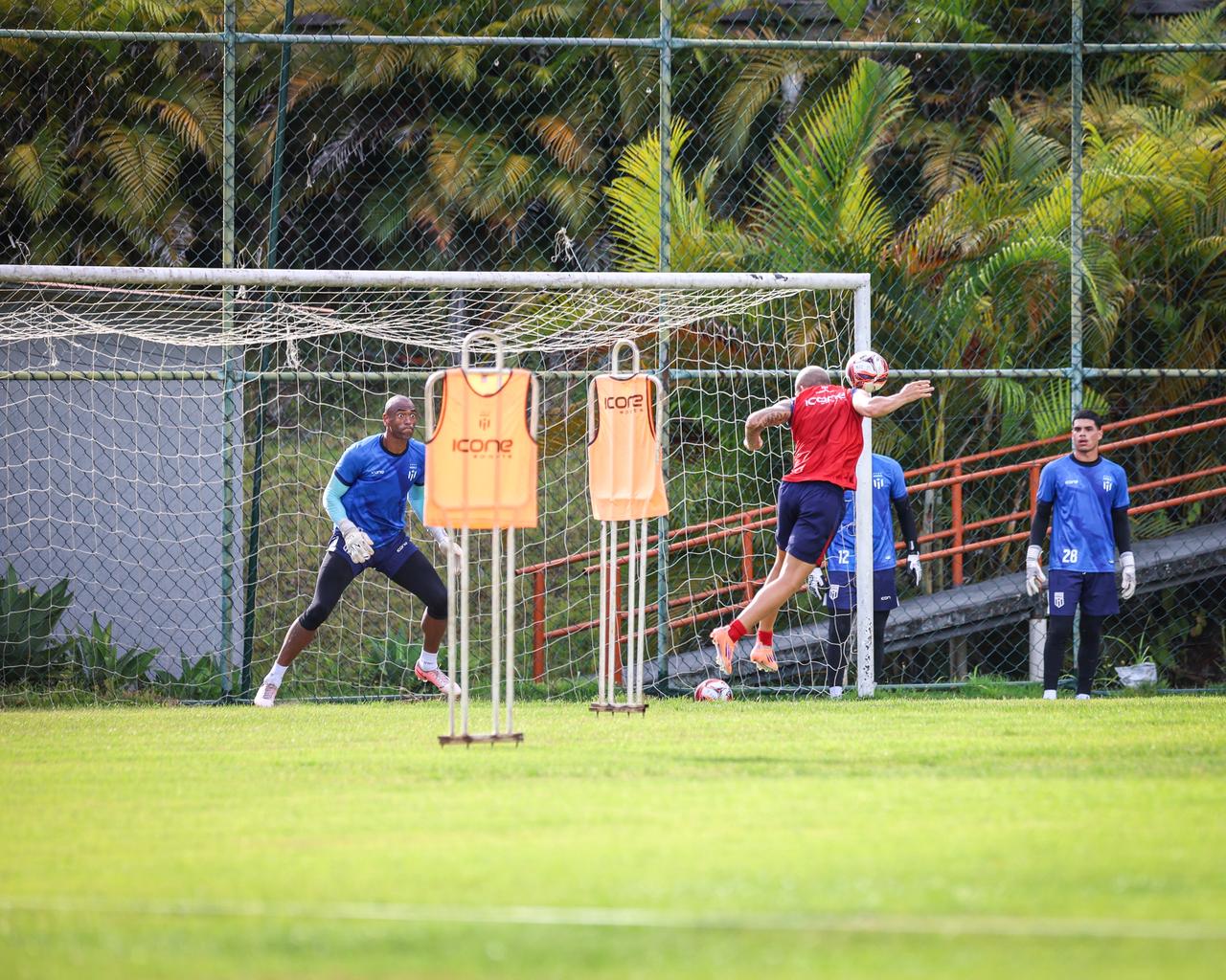 Meia Caio Vitor durante atividade de finaliza&ccedil;&atilde;o no CT Arena Trops, em Niter&oacute;i/Foto: Bruno Maia (Comunica&ccedil;&atilde;o Maric&aacute; FC)