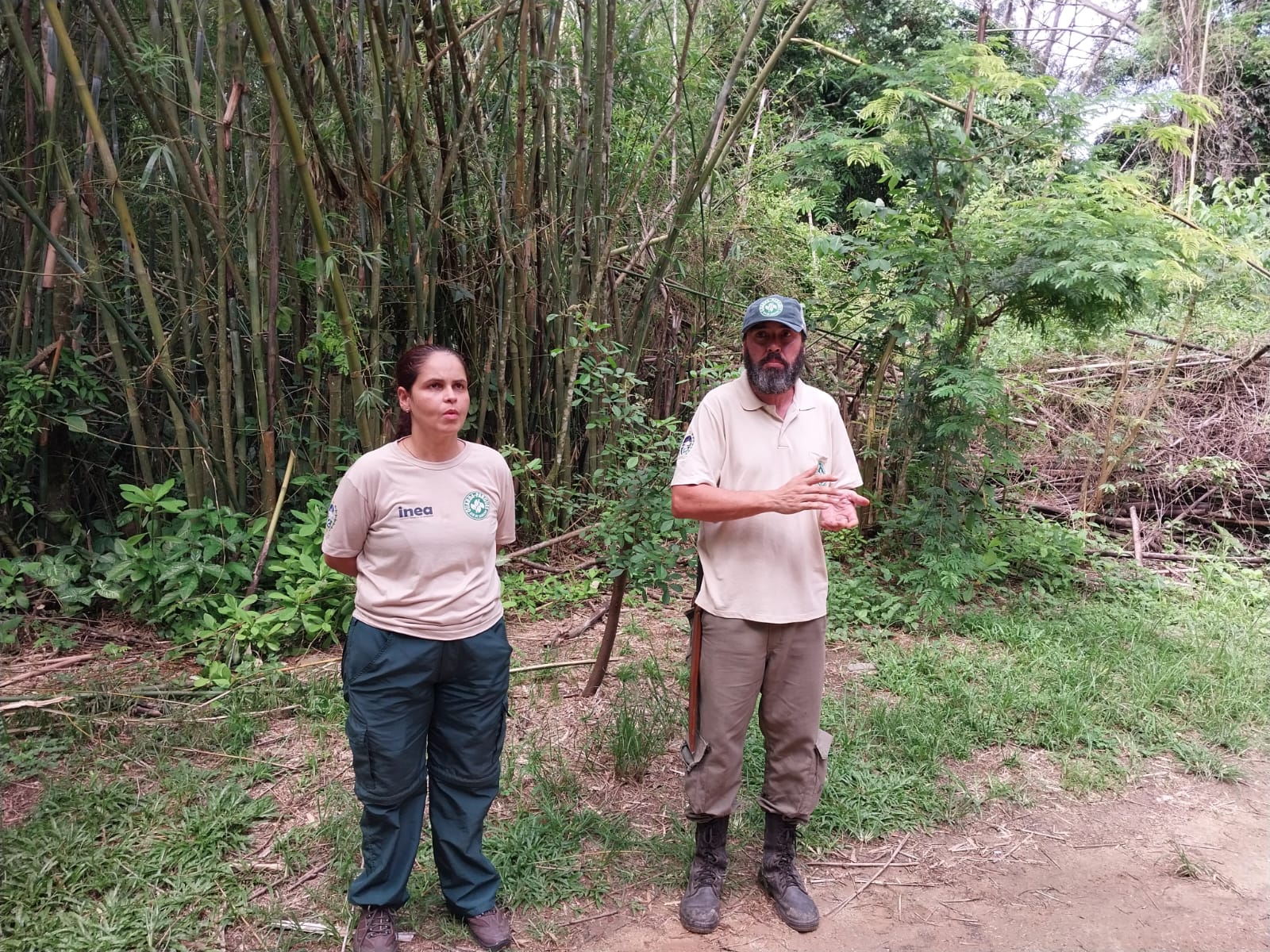 Cristina Torres e Marcelo Farias, guarda-parques da reserva/Foto: Rayza Esp&iacute;rito Santo